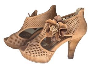 Sofft St. Malo Platform Neutral Tan Leather Perforated Shoes W/ Flower 8.5